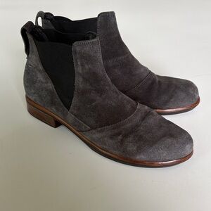 Naot Ruzgar Suede Booties Aura Collection in Grey Dual Gore Sides Size 10-10.5